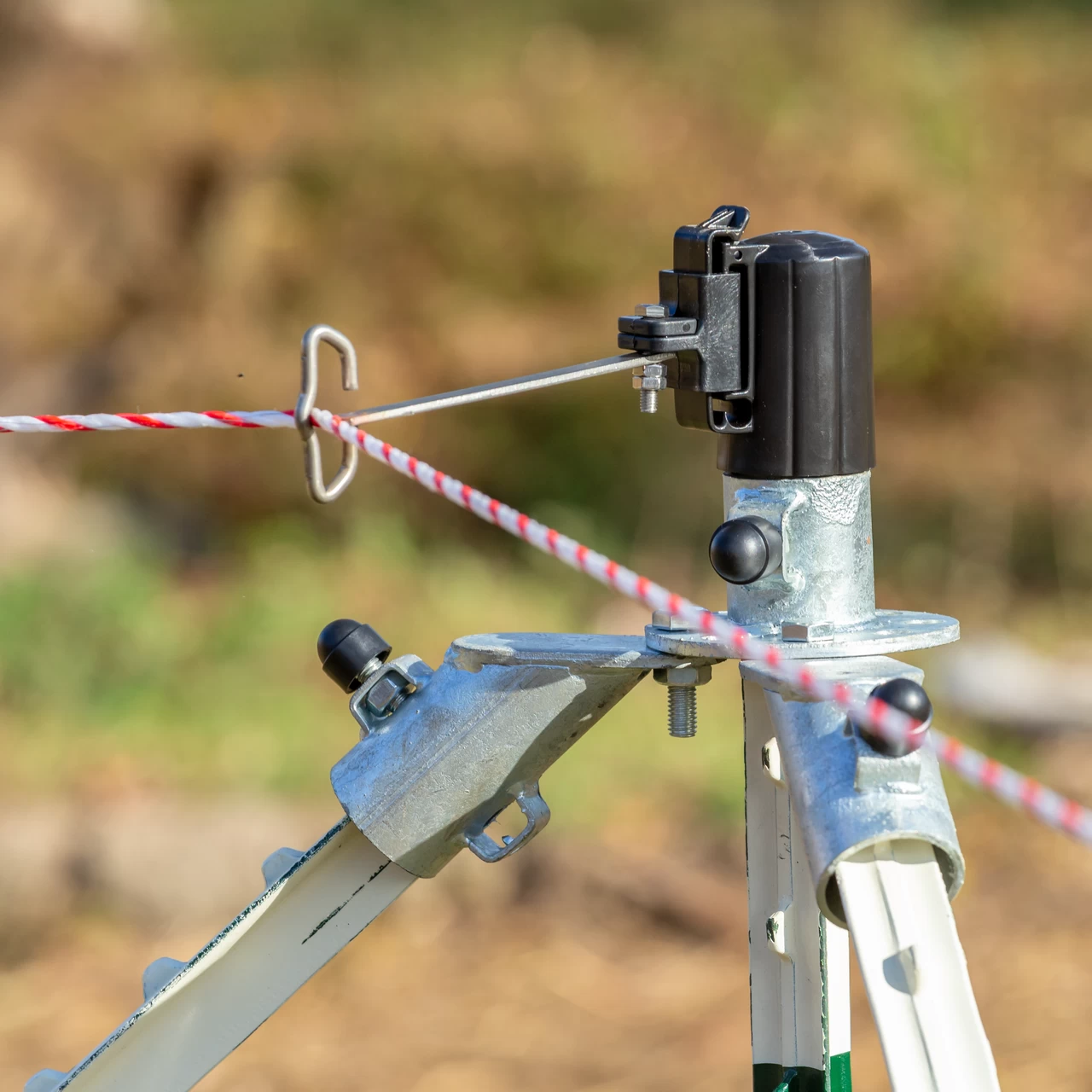 Isolatore universale per angolo di testa del palo T-post