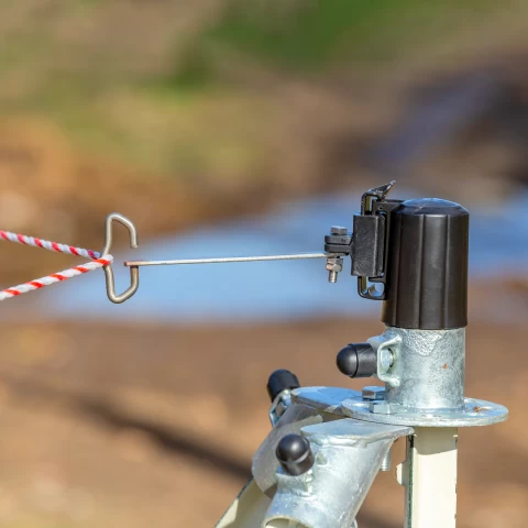 Isolatore universale per angolo di testa del palo T-post